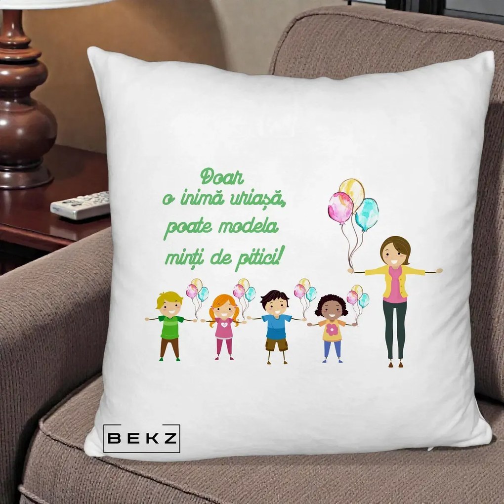 Cadou pentru Educatoare - Perna Personalizata Doar o Inima Uriasa poate Modela Minti de Pitici cu Educatoare si Baloane, 40x40 cm, Alb Pufos, Husa Detasabila, Perna Inclusa, BEKZ®