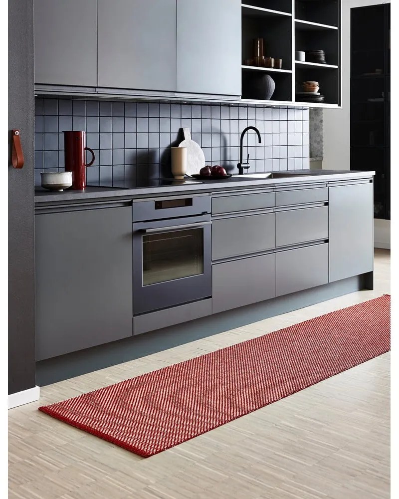 Covor tip traversă pentru interior și exterior roșu 70x200 cm Effi Dark Red – Pappelina