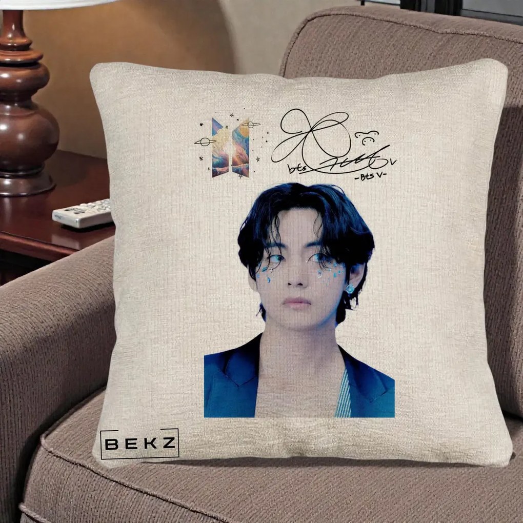 Perna Personalizata K-pop BTS V Taehyung Portret cu Autograf, 40x40 cm, Bej Canapea, Husa Detasabila, Perna Inclusa, BEKZ®
