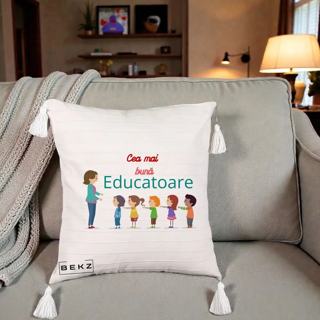 Cadou pentru Educatoare - Perna Personalizata Cea mai Buna Educatoare cu Ilustratie Copii si Educatoare, 40x40 cm, Bej cu Franjuri, Husa Detasabila, Perna Inclusa, BEKZ®