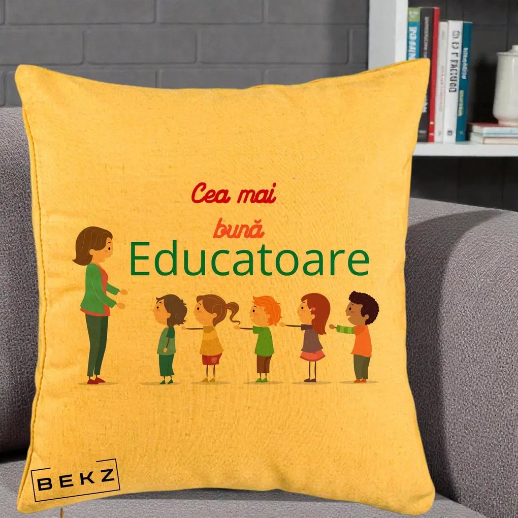 Cadou pentru Educatoare - Perna Personalizata Cea mai Buna Educatoare cu Ilustratie Copii si Educatoare, 40x40 cm, Galben, Husa Detasabila, Perna Inclusa, BEKZ®