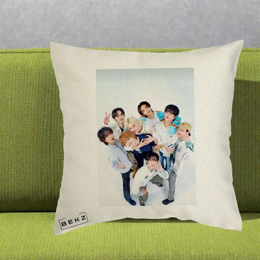 Perna Personalizata K-pop Stray Kids Foto Grup Bleu, 40x40 cm, Ecru, Husa Detasabila, Perna Inclusa, BEKZ®