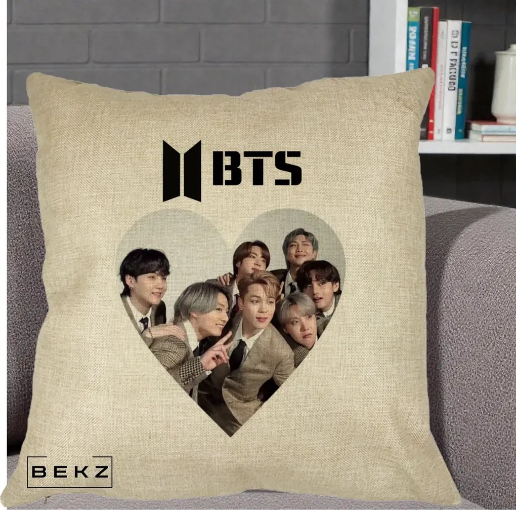 Perna Personalizata K-pop BTS Grup Fotografie in Inima, 40x40 cm, Crem, Husa Detasabila, Perna Inclusa, BEKZ®