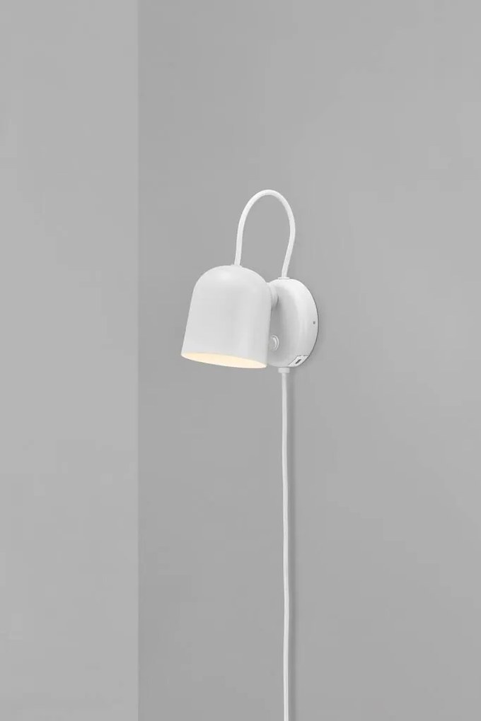 Aplica de perete, cu mufa usb, design modern Angle alb 2120601001 NL