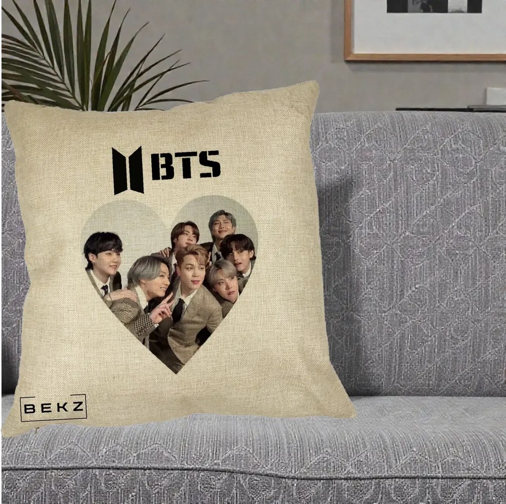 Perna Personalizata K-pop BTS Grup Fotografie in Inima, 40x40 cm, Crem, Husa Detasabila, Perna Inclusa, BEKZ®