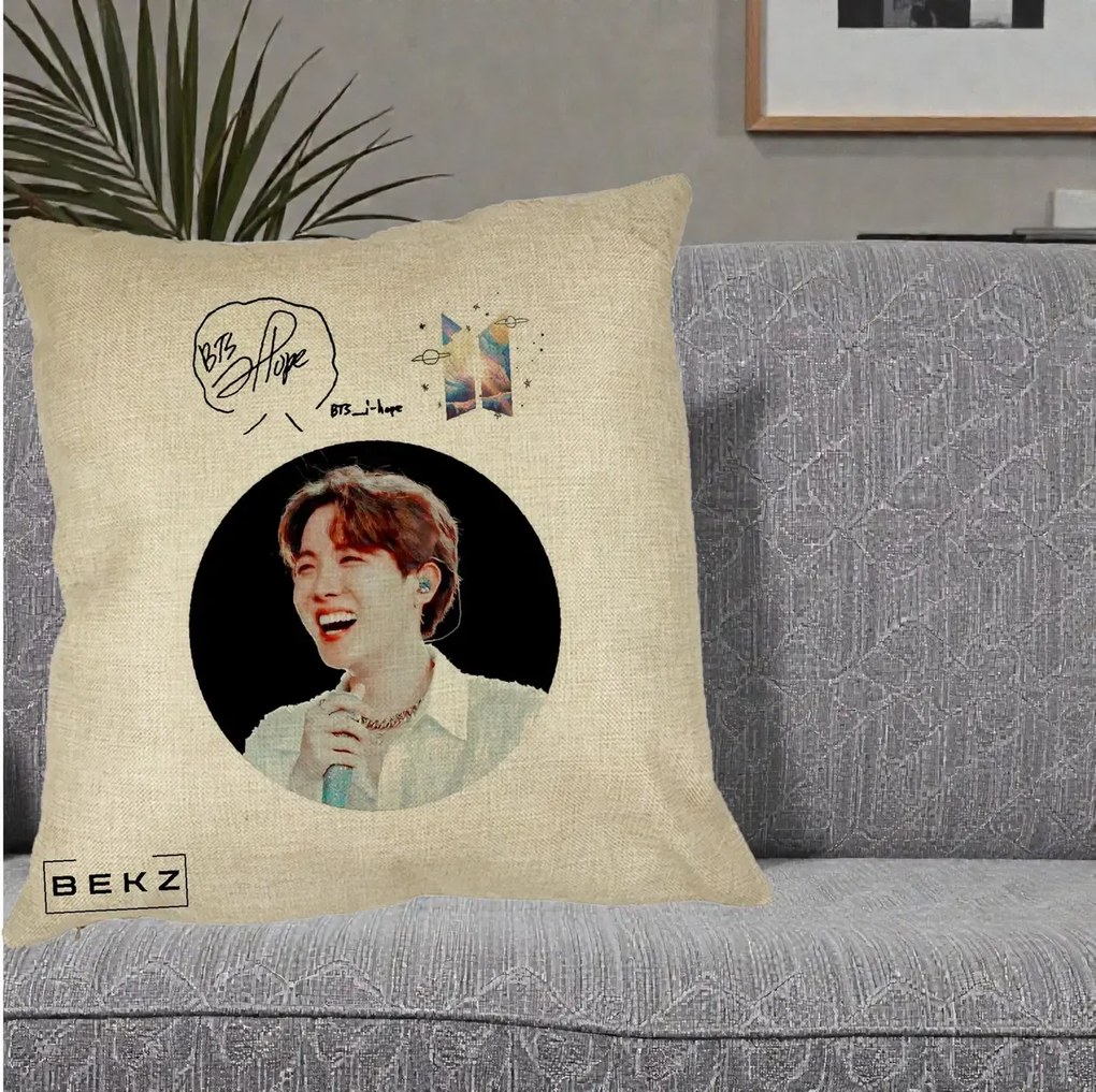 Perna Personalizata K-pop BTS J-Hope Portret cu Autograf, 40x40 cm, Crem, Husa Detasabila, Perna Inclusa, BEKZ®