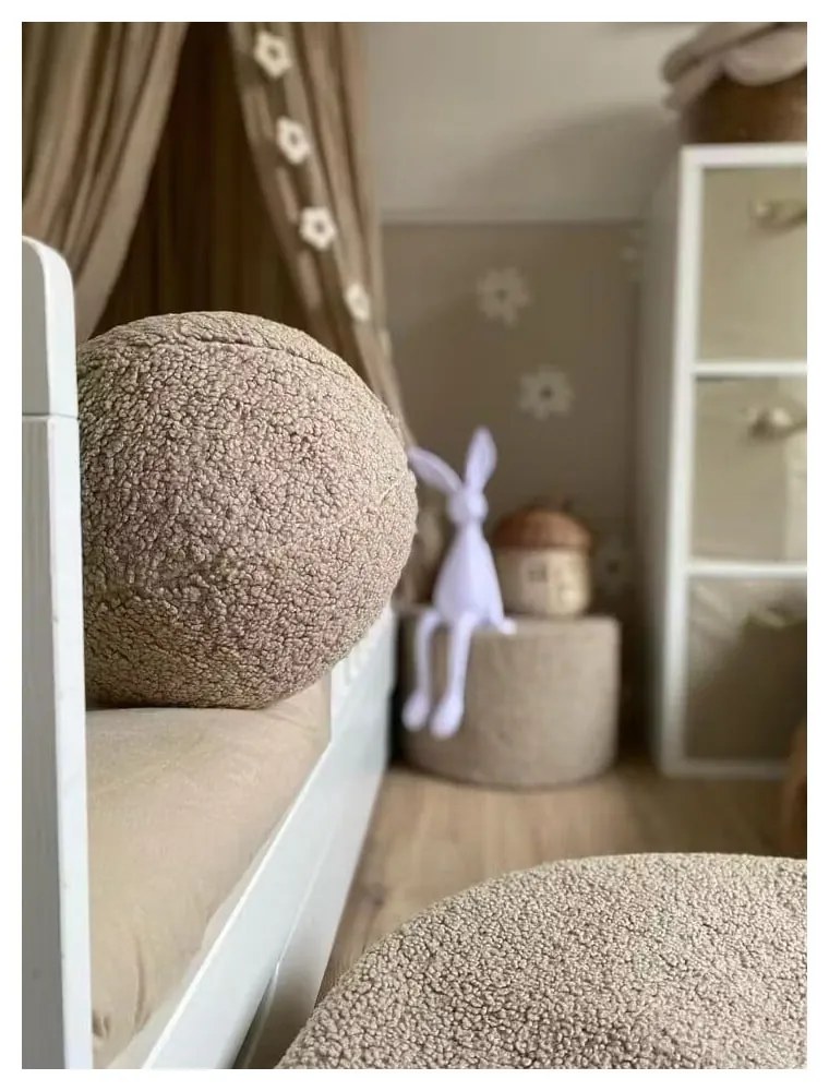 Pernă decorativă pentru copii maro deschis cu tapițerie din țesătură bouclé Ball – Wigiwama