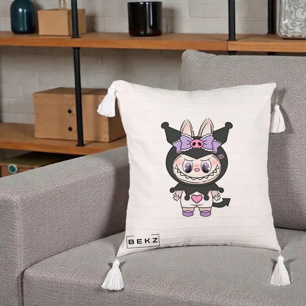 Perna Personalizata Labubu x Kuromi, 40x40 cm, Bej cu Franjuri, Husa Detasabila, Perna Inclusa, BEKZ®