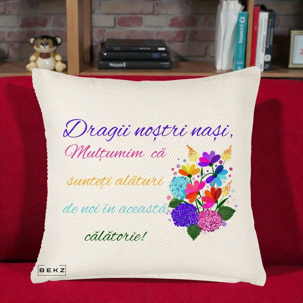 Perna Personalizata Dragii Nostri Nasi Multumim cu Flori Multicolore Colorat, 40x40 cm, Crem Reliefat, Husa Detasabila, Perna Inclusa, BEKZ®