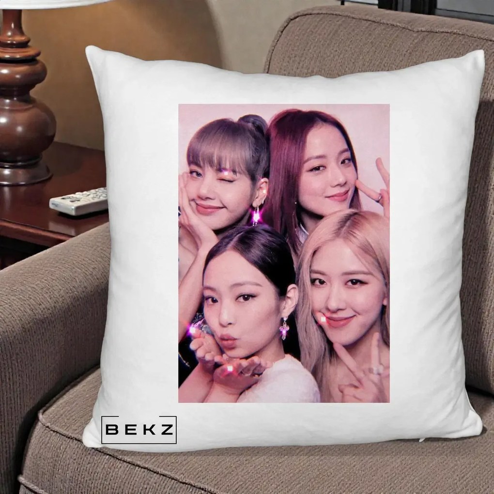 Perna Personalizata K-pop BLACKPINK Foto Grup Selfie Roz cu Glitter, 40x40 cm, Alb Pufos, Husa Detasabila, Perna Inclusa, BEKZ®