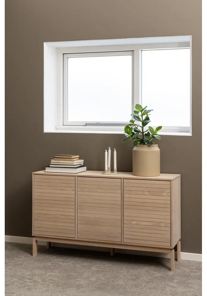 Comodă în culoare naturală joasă cu aspect de lemn de stejar 135x80 cm Linley – Actona