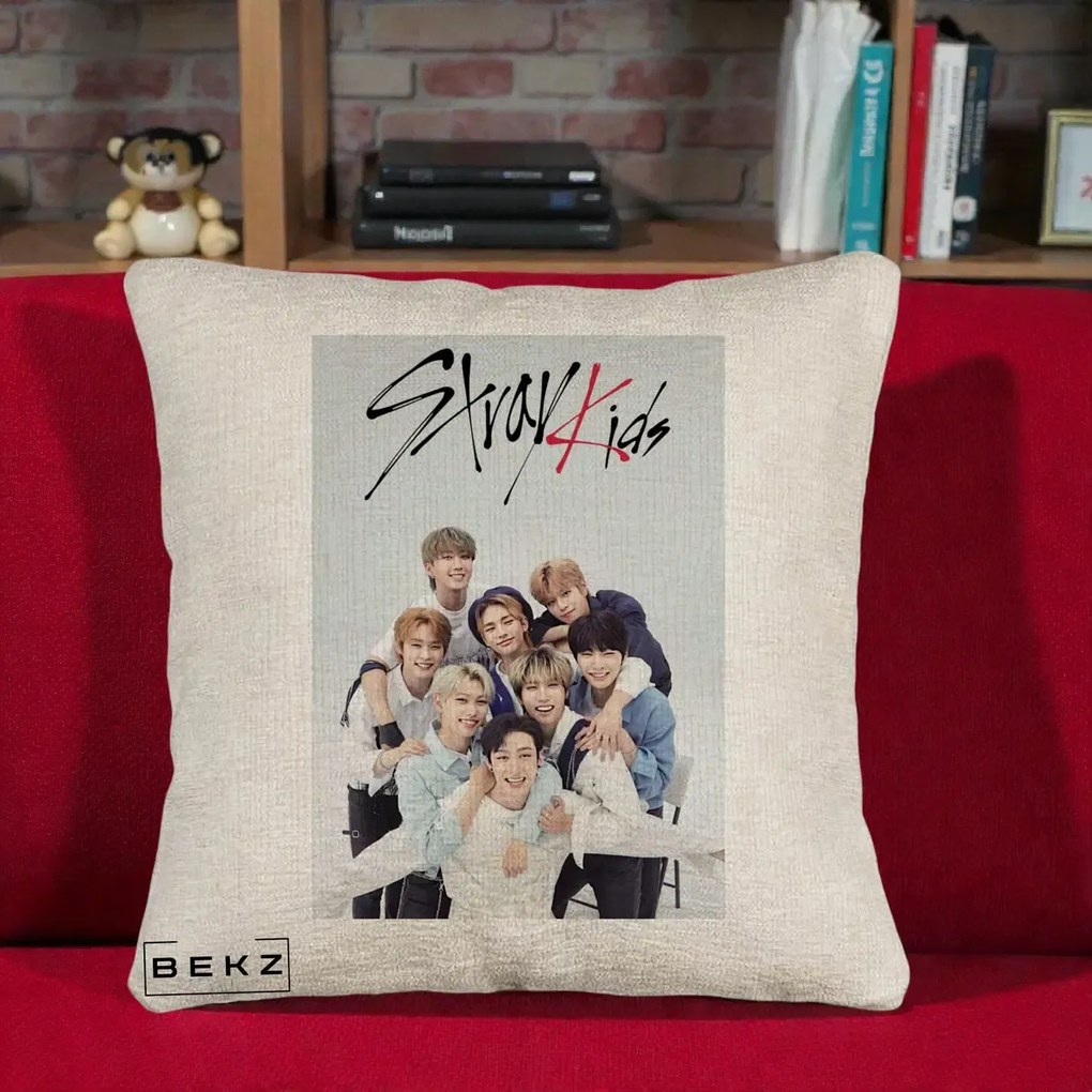 Perna Personalizata K-pop Stray Kids cu Foto Grup Alb-Albastru, 40x40 cm, Bej Canapea, Husa Detasabila, Perna Inclusa, BEKZ®
