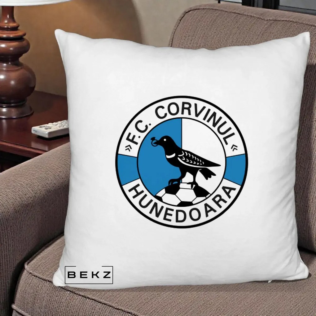 Perna Personalizata FC Corvinul Hunedoara Fotbal, 40x40 cm, Alb Pufos, Husa Detasabila, Perna Inclusa, BEKZ®