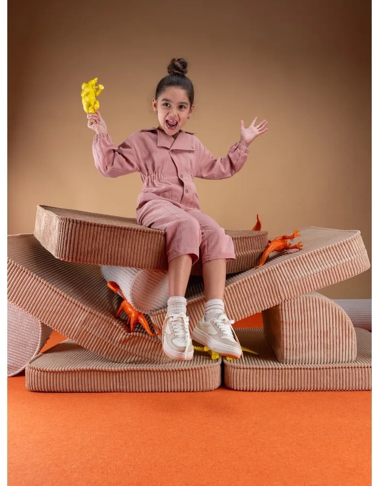 Canapea pentru copii maro cu tapițerie din catifea reiată 132 cm Settee – Wigiwama