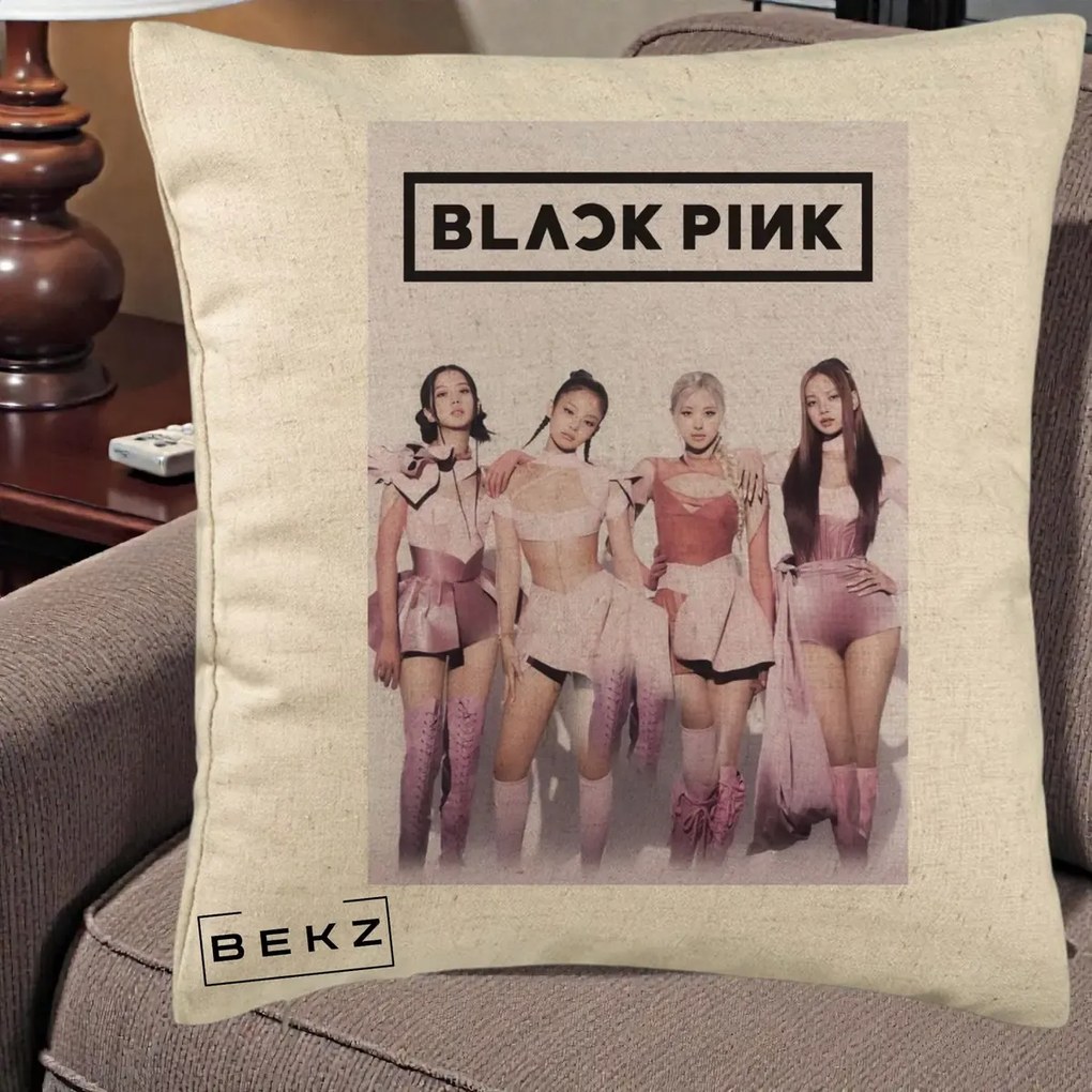 Perna Personalizata K-pop BLACKPINK Poster Roz Tinute Coordonate, 40x40 cm, Bej, Husa Detasabila, Perna Inclusa, BEKZ®