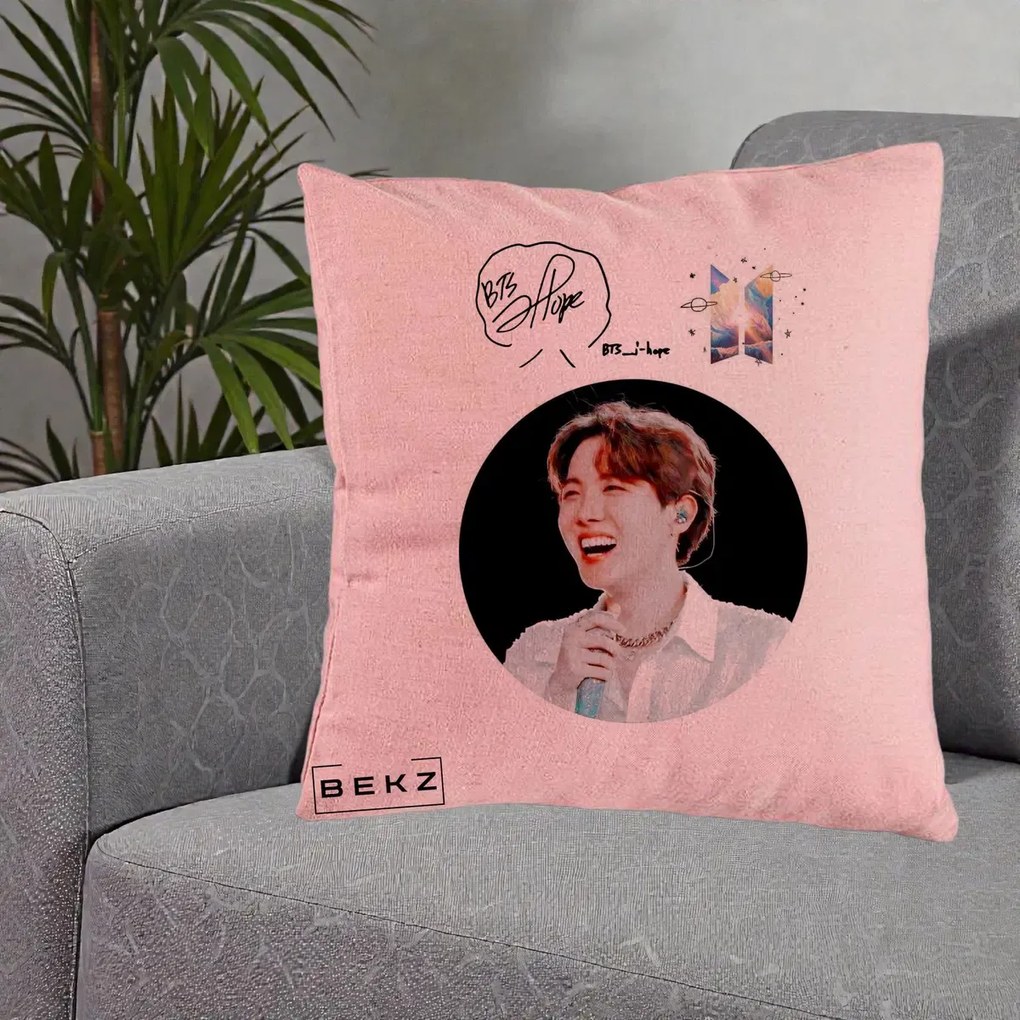 Perna Personalizata K-pop BTS J-Hope Portret cu Autograf, 40x40 cm, Roz, Husa Detasabila, Perna Inclusa, BEKZ®