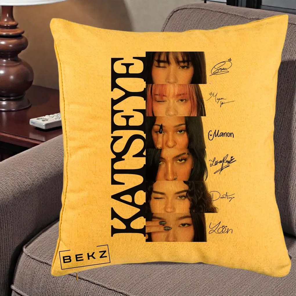 Perna Personalizata K-pop KATSEYE Semnaturi Membre Foto, 40x40 cm, Galben, Husa Detasabila, Perna Inclusa, BEKZ®