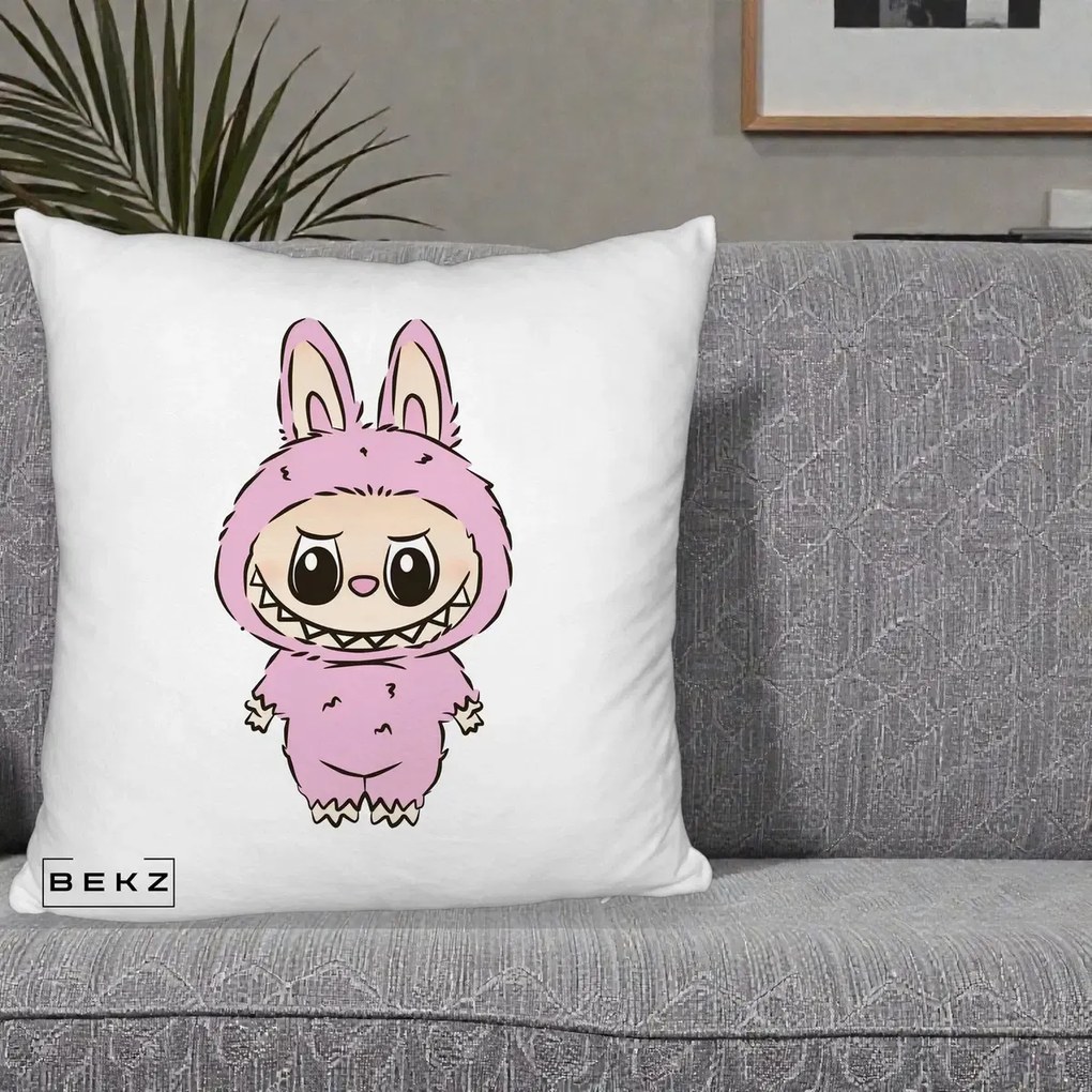 Perna Personalizata Labubu Mov Pastel, 40x40 cm, Alb Pufos, Husa Detasabila, Perna Inclusa, BEKZ®