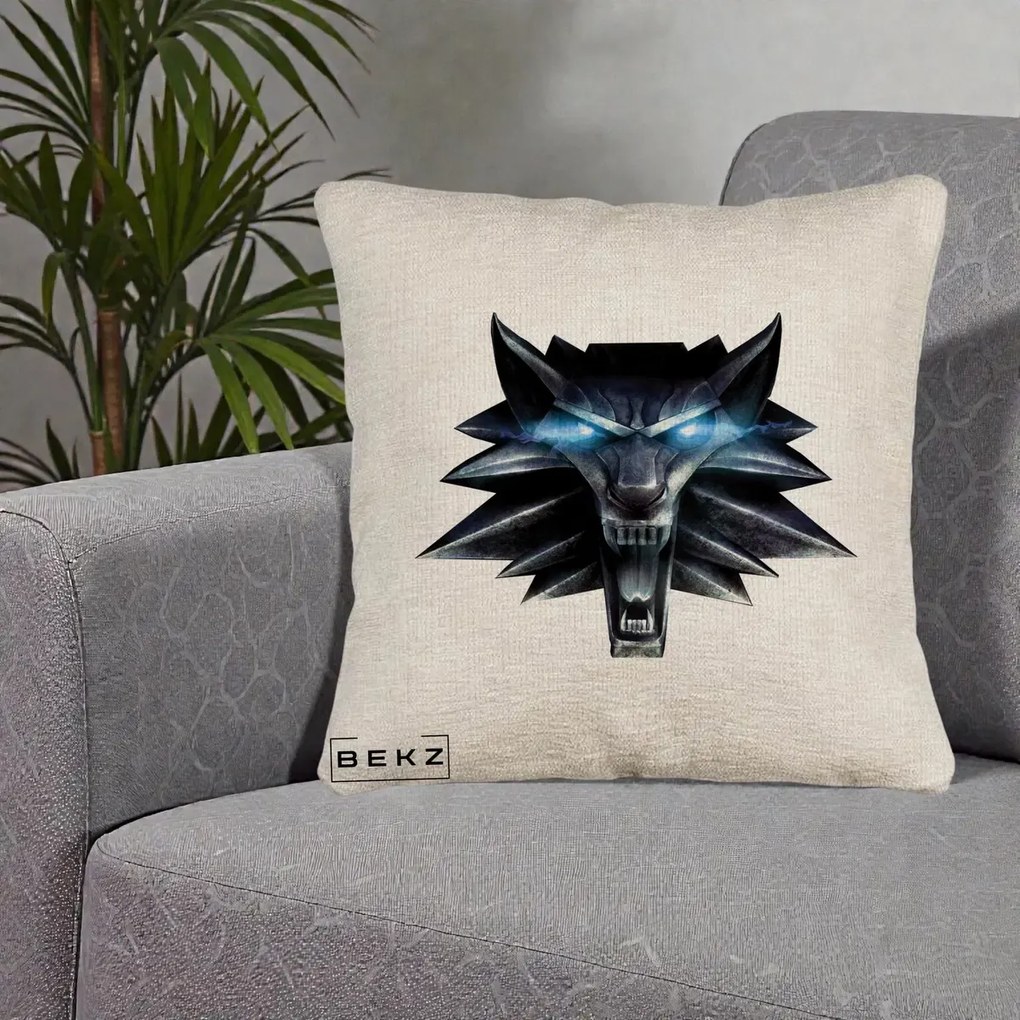 Perna Decorativa The Witcher Wolf Head, 40x40 cm, Bej Canapea, Husa Detasabila, Perna Inclusa, BEKZ®