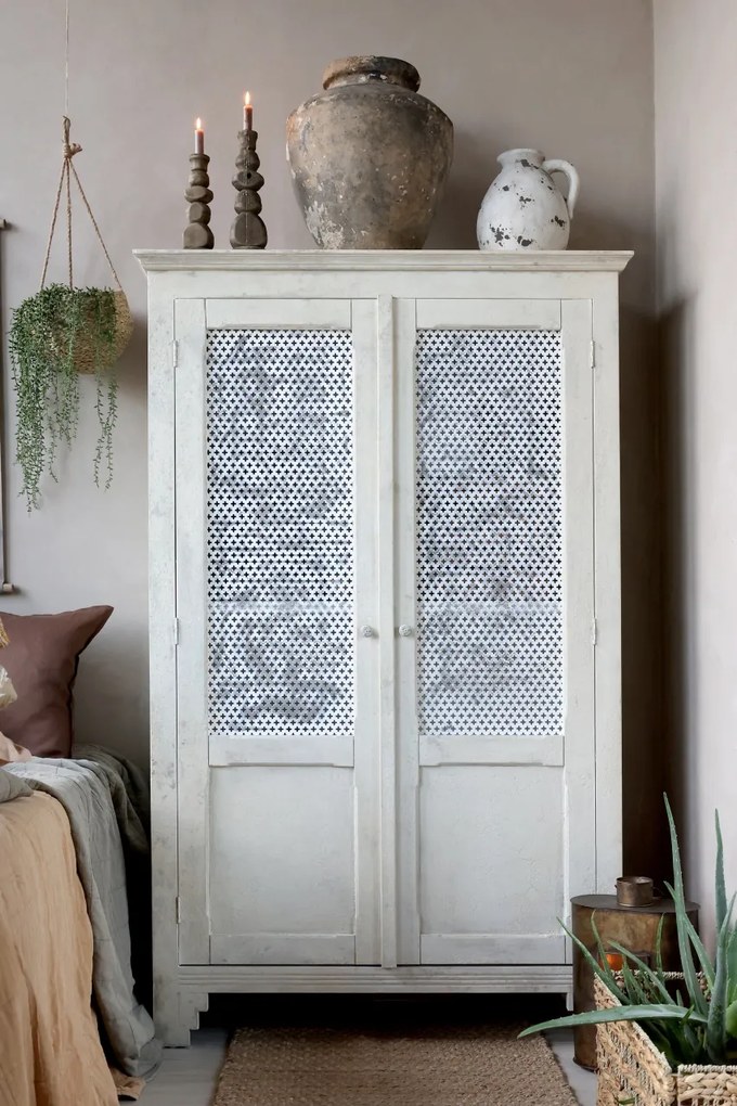 Dulap vintage pentru lenjerie din lemn de pin, alb, cu 2 uși cu panouri perforate și 2 rafturi, finisaj antichizat, 184 x 113 x 44,5 cm, „Old French”
