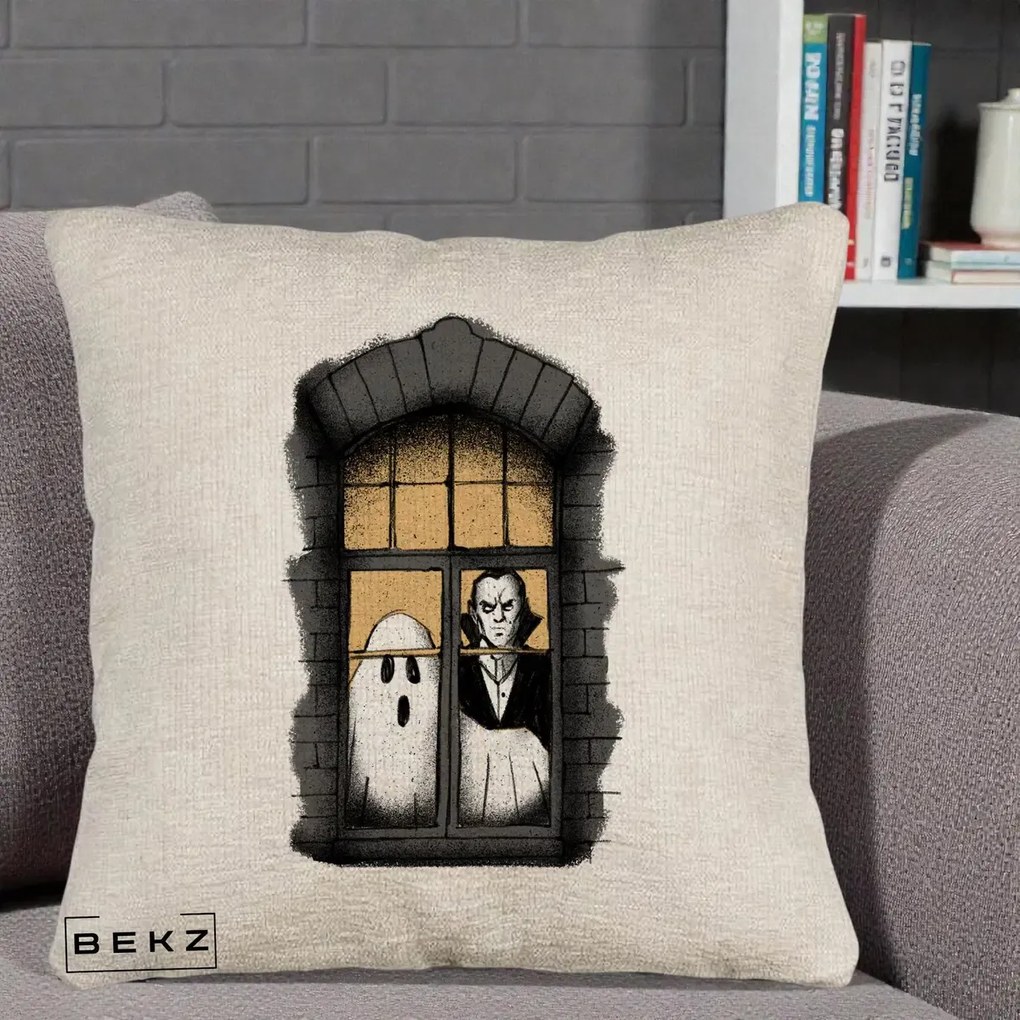 Perna Decorativa Halloween Fantoma si Dracula la Fereastra, 40x40 cm, Bej Canapea, Husa Detasabila, Perna Inclusa, BEKZ®