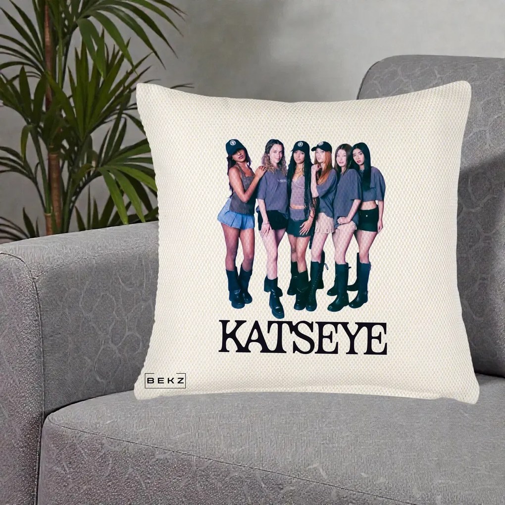 Perna Personalizata K-pop KATSEYE Grup Foto Tinute Gri, 40x40 cm, Crem Reliefat, Husa Detasabila, Perna Inclusa, BEKZ®