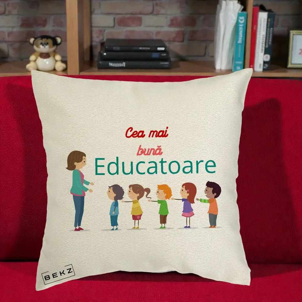 Cadou pentru Educatoare - Perna Personalizata Cea mai Buna Educatoare cu Ilustratie Copii si Educatoare, 40x40 cm, Ecru, Husa Detasabila, Perna Inclusa, BEKZ®