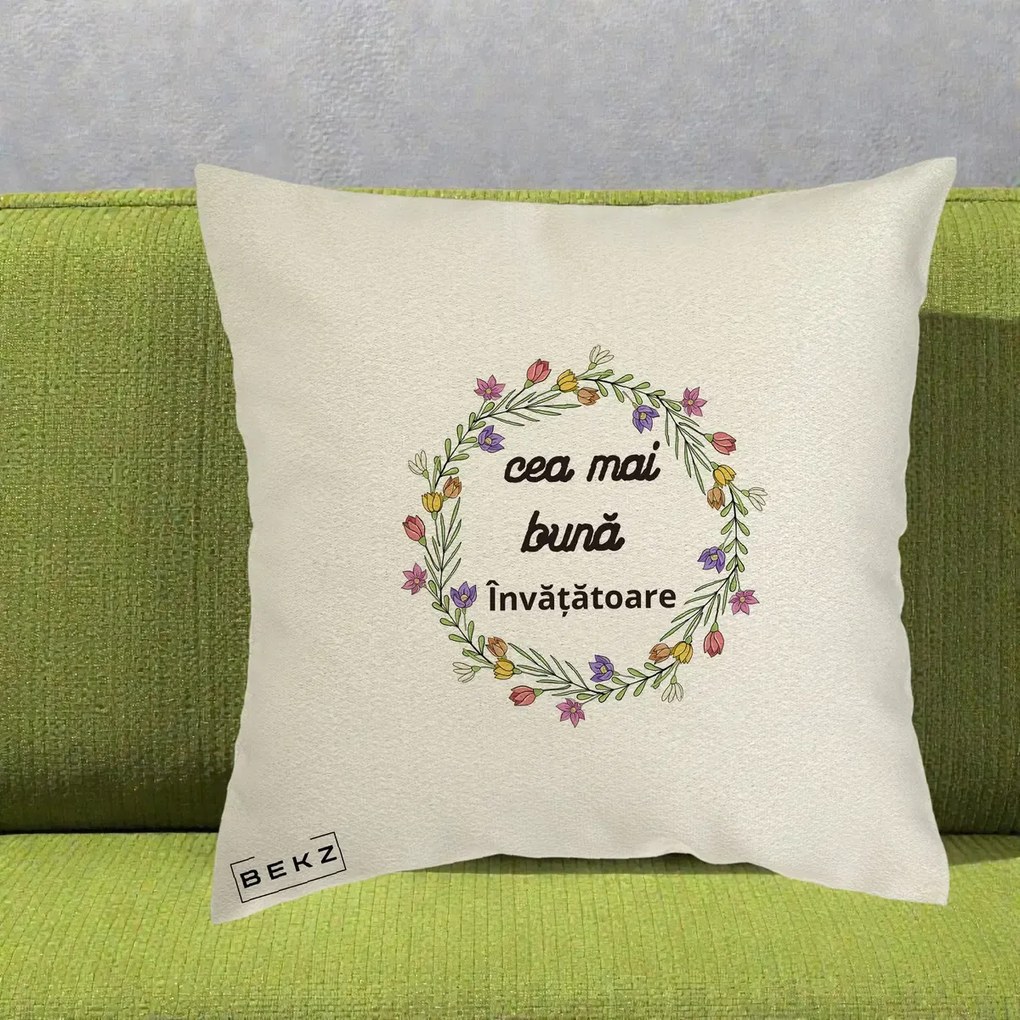 Cadou pentru Invatatoare - Perna Personalizata Cea mai Buna Invatatore cu Coronita Florala Colorata, 40x40 cm, Ecru, Husa Detasabila, Perna Inclusa, BEKZ®