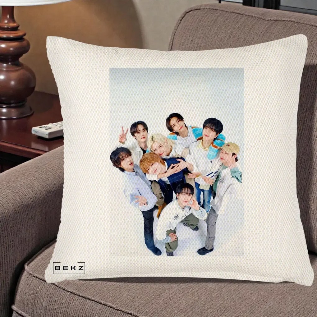 Perna Personalizata K-pop Stray Kids Foto Grup Bleu, 40x40 cm, Crem Reliefat, Husa Detasabila, Perna Inclusa, BEKZ®