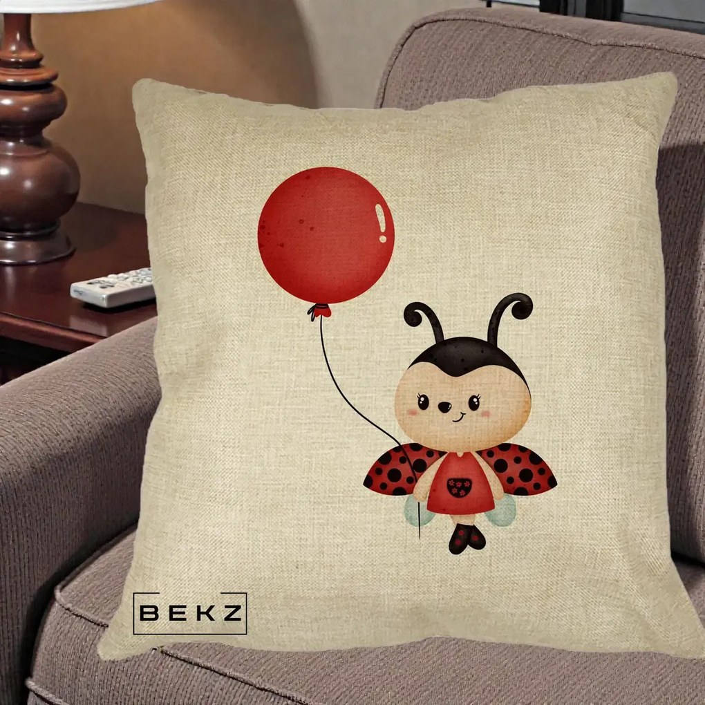 Perna Decorativa Buburuza cu Balon Rosu, 40x40 cm, Crem, Husa Detasabila, Perna Inclusa, BEKZ®