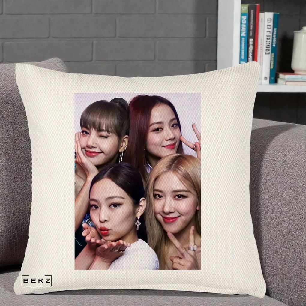 Perna Personalizata K-pop BLACKPINK Foto Grup Selfie 4 Membre, 40x40 cm, Crem Reliefat, Husa Detasabila, Perna Inclusa, BEKZ®