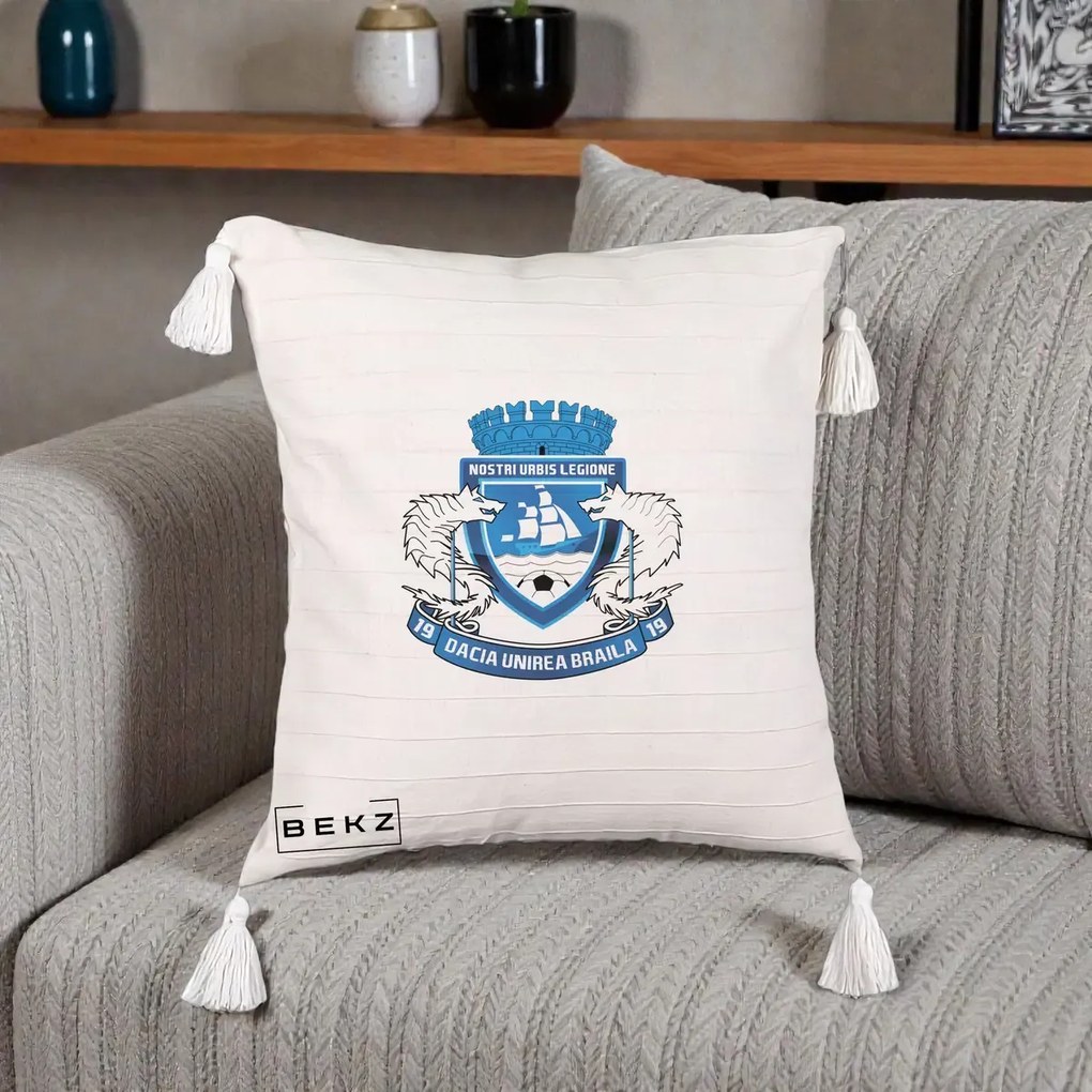 Perna Personalizata Dacia Unirea Braila 1919 Fotbal, 40x40 cm, Bej cu Franjuri, Husa Detasabila, Perna Inclusa, BEKZ®