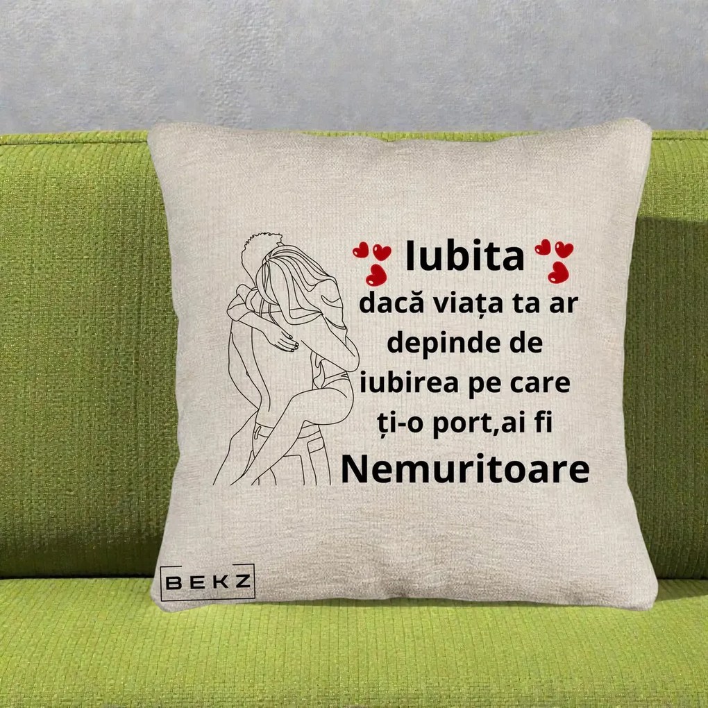 Cadou pentru Iubita - Perna Personalizata Iubita Nemuritoare cu Cuplu Line-Art si Inimi Rosii, 40x40 cm, Bej Canapea, Husa Detasabila, Perna Inclusa, BEKZ®