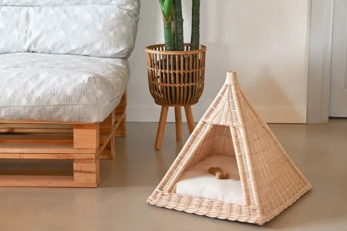 Patut pentru animale natur , tip piramida impletit din rattan