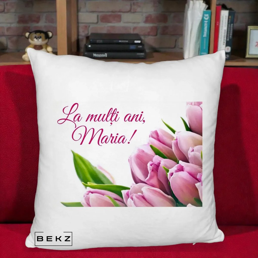 Cadou de Onomastica - Perna Personalizata La Multi Ani Maria Lalele, 40x40 cm, Alb Pufos, Husa Detasabila, Perna Inclusa, BEKZ®