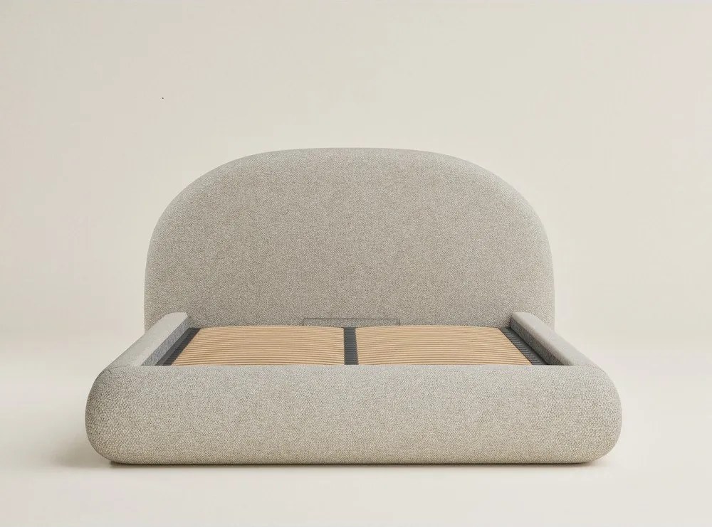 Pat matrimonial bej tapițat cu spațiu de depozitare cu somieră 140x200 cm Maumere – Maison de Rêve