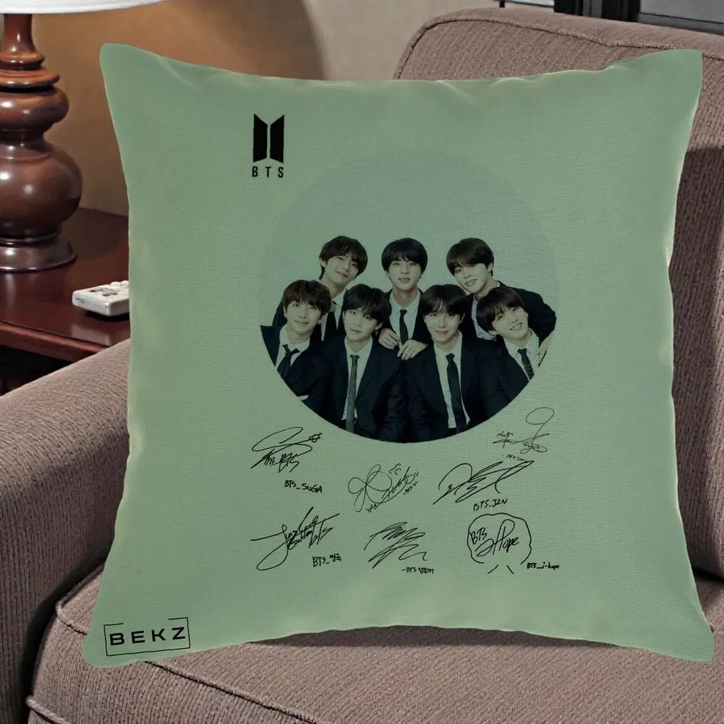 Perna Personalizata K-pop BTS Fotografie Grup Costum Negru si Autografe Cerc, 40x40 cm, Verde, Husa Detasabila, Perna Inclusa, BEKZ®