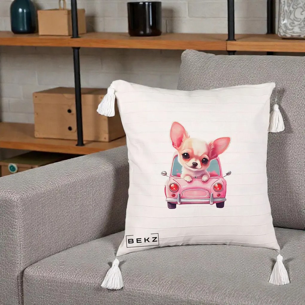 Perna Decorativa Chihuahua Roz in Masinuta, 40x40 cm, Bej cu Franjuri, Husa Detasabila, Perna Inclusa, BEKZ®