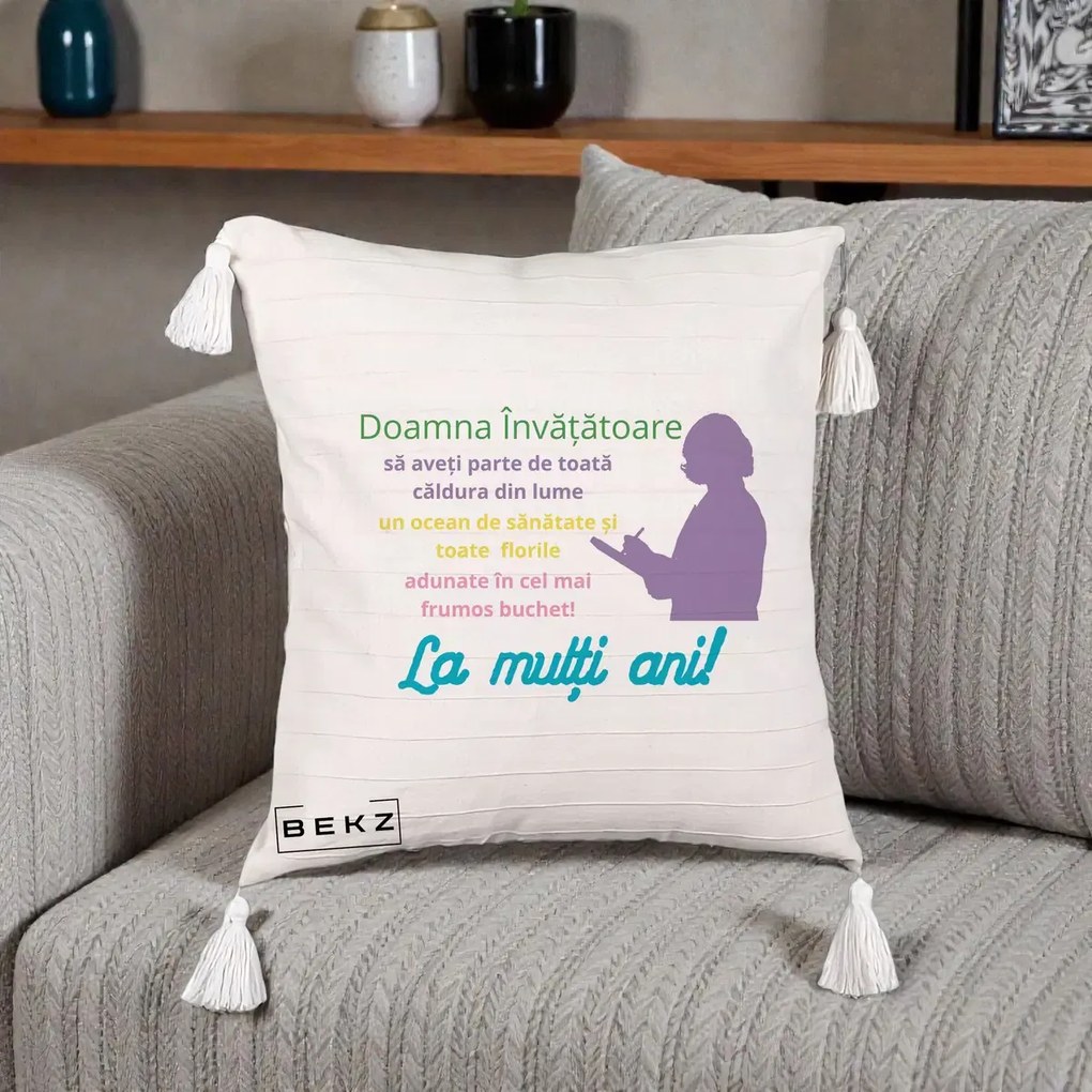 Perna personalizata invatatoare: Doamna invatatoare, La multi ani, 45x45 cm cu Umplutura, Bej cu Franjuri, BEKZ