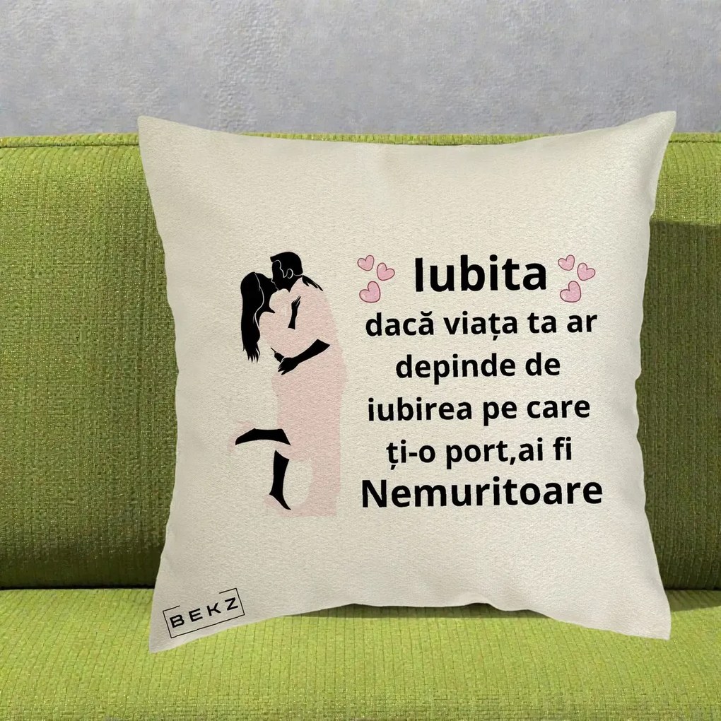 Cadou pentru Iubita - Perna Personalizata Iubita Nemuritoare cu Siluete de Cuplu, 40x40 cm, Ecru, Husa Detasabila, Perna Inclusa, BEKZ®