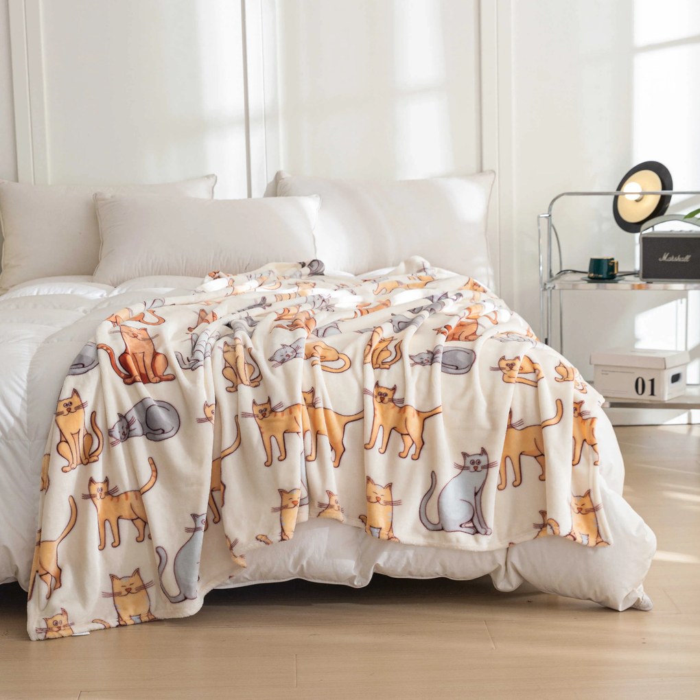 Patura din microplus COLORED CATS crem Dimensiune: 200 x 220 cm
