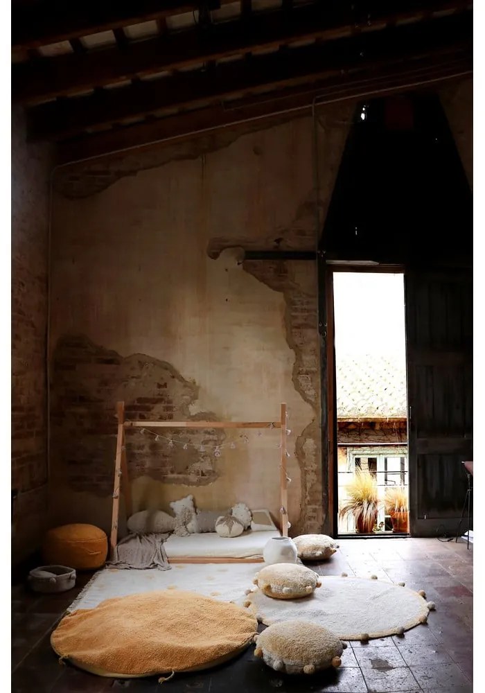 Covor pentru copii bej lavabil/țesut manual din bumbac ø120 cm Bubbly Honey – Lorena Canals