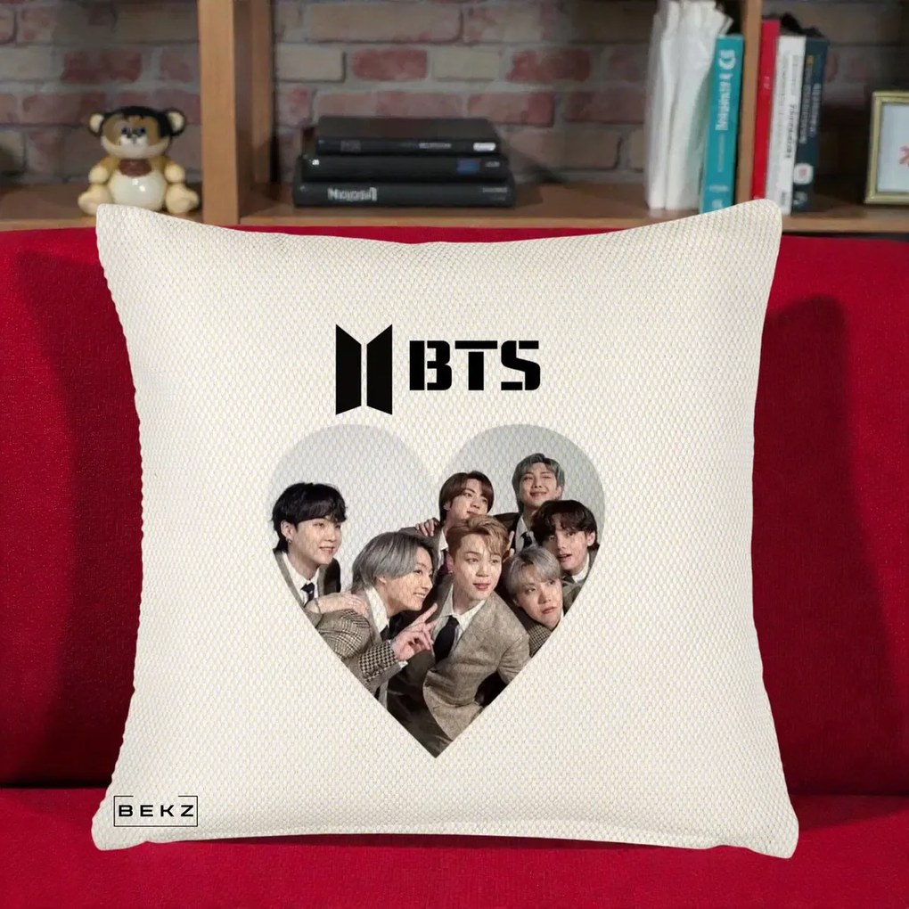 Perna Personalizata K-pop BTS Grup Fotografie in Inima, 40x40 cm, Crem Reliefat, Husa Detasabila, Perna Inclusa, BEKZ®