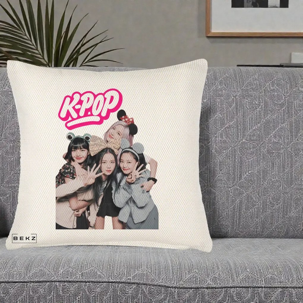 Perna Personalizata BLACKPINK K-Pop Grup Pozitii Amuzante, 40x40 cm, Crem Reliefat, Husa Detasabila, Perna Inclusa, BEKZ®