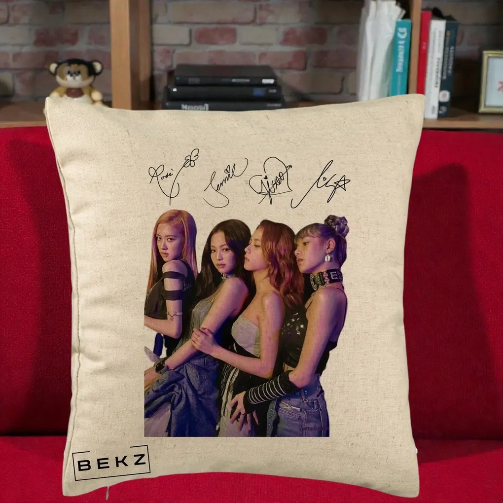 Perna Personalizata K-pop BLACKPINK Fotografie Grup Autografe Deasupra, 40x40 cm, Bej, Husa Detasabila, Perna Inclusa, BEKZ®