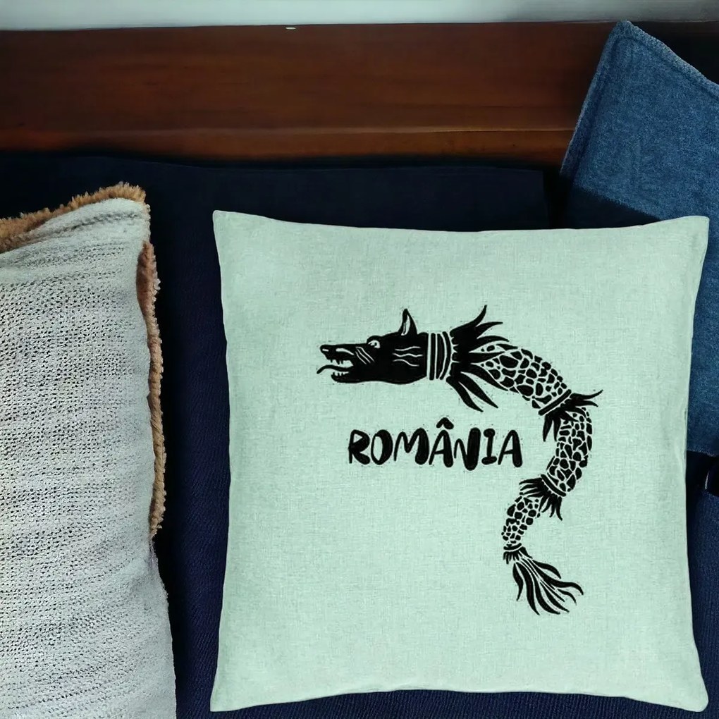Perna Personalizata, Model Lup Dacic Romania, 40x40 cm, Verde Menta, Husa Detasabila, Perna Inclusa, BEKZ®