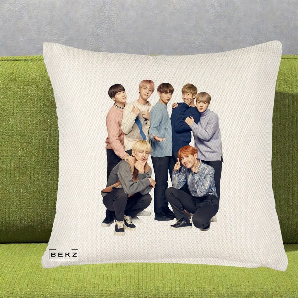 Perna Personalizata K-pop BTS Foto Grup In Picioare Tricoturi, 40x40 cm, Crem Reliefat, Husa Detasabila, Perna Inclusa, BEKZ®