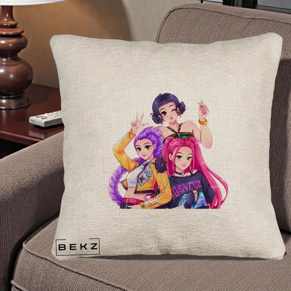 Perna Personalizata K-pop HUNTRX Trio Animat Fete Foto, 40x40 cm, Bej Canapea, Husa Detasabila, Perna Inclusa, BEKZ®