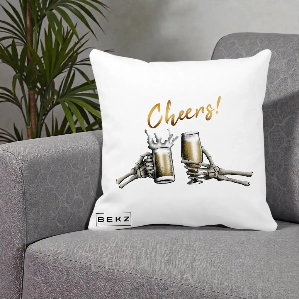 Perna Decorativa Halloween Cheers Schelete cu Bere, 40x40 cm, Alba Mata, Husa Detasabila, Perna Inclusa, BEKZ®