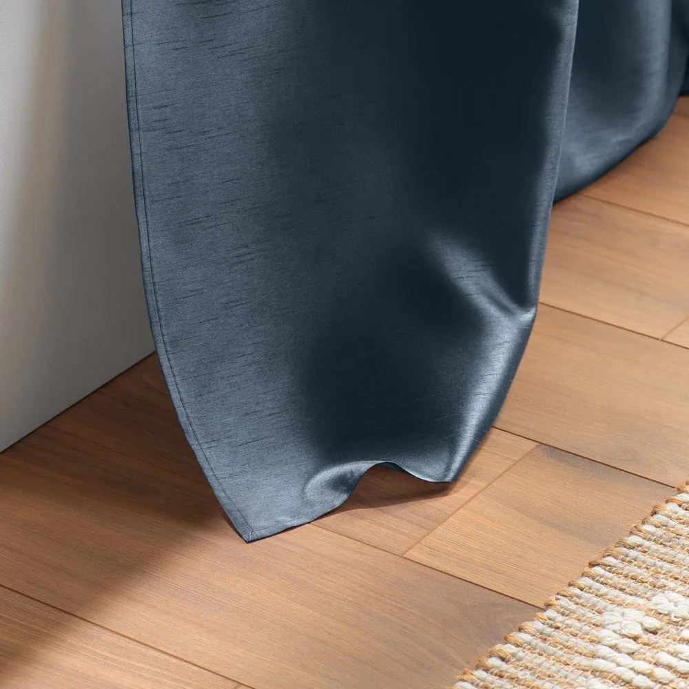 Draperie albastru-închis din microsatin 140x240 cm Shana – douceur d'intérieur